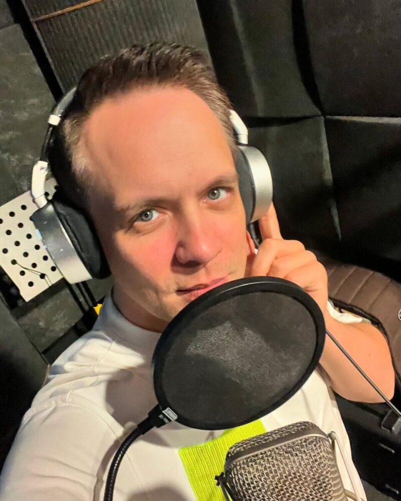 Более 20 лет вместе: как выглядит роскошный дом Александра Асташенка из «Корней», где он живёт с женой Еленой