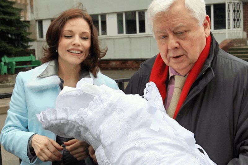 Олег Табаков забирает новорожденную дочь из роддома