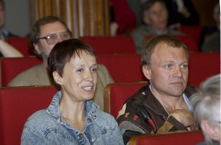 Александр Соловьев успел обвенчаться с Печерниковой, хотя не был развенчан с Гниловой, так что в 2000-м последняя ездила в Елоховский храм отмаливать грехи актера