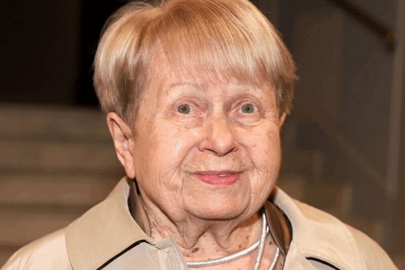 «Он — её ангел-хранитель»: как 96-летняя Александра Пахмутова пережила утрату мужа и обрела новую опору