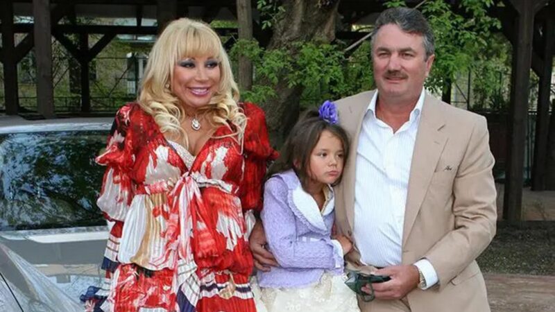 Маша Распутина, Виктор Захаров и их дочь Мария Захарова