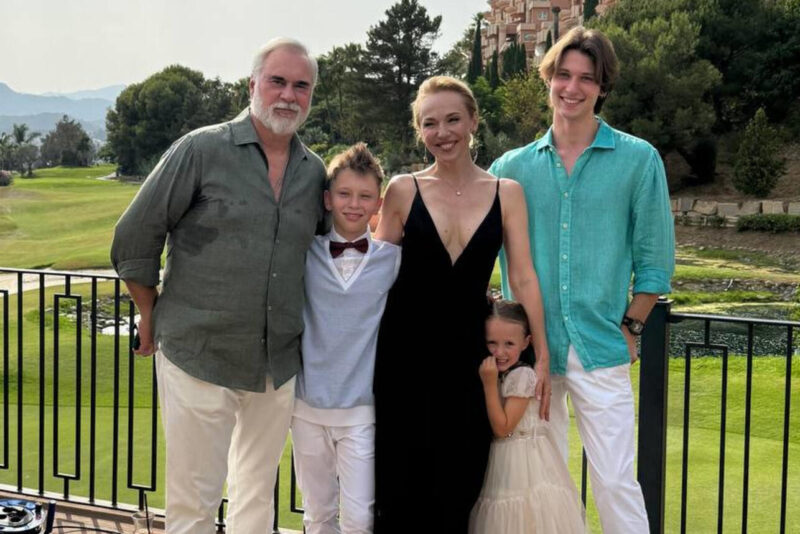 Валерий Меладзе и Альбина Джанабаева с детьми.