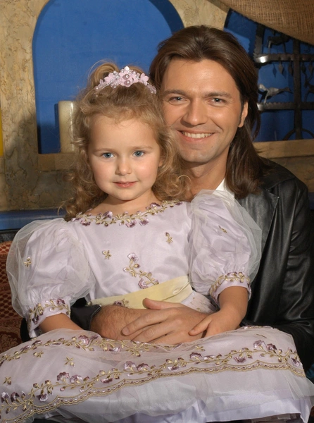 В детстве окружающие умилялись малышке Стеше, но с возрастом одобрение сменилось осуждением