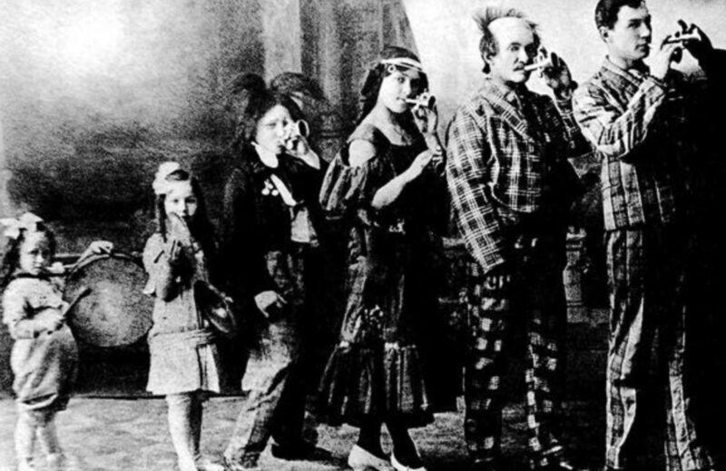 Янина Жеймо в составе цирковой труппы «6-Жеймо-6»