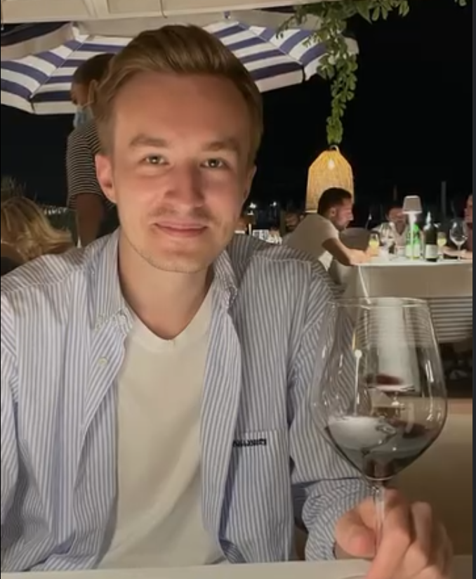 «Он просто подошёл к ней с коктейлем»: как дочь влиятельного бизнесмена увела 23-летнего Влада Сташевского у фанаток
