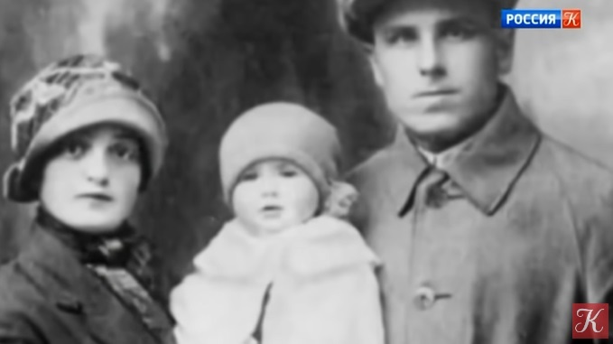 Юная Татьяна Шмыга с родителями