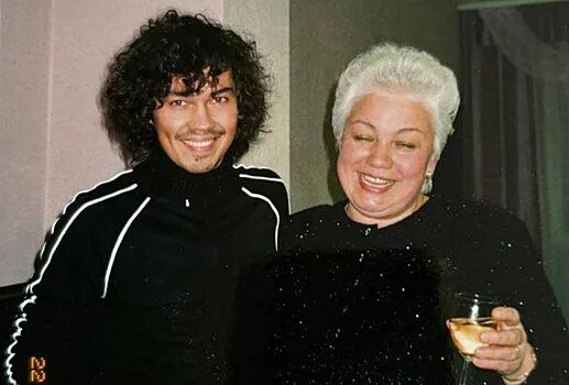 «Стилистом будь, но скажем, что журналист»: как Александр Рогов в 44 года стал главным модником страны, но так и не женился