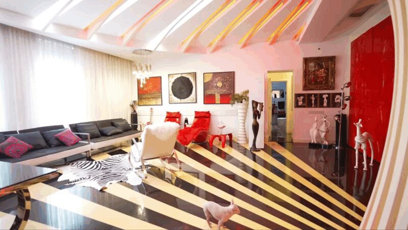 Золотой писсуар и потолки-волны: как Бари Алибасов после пожара 90-х создал в Москве квартиру-манифест, на ремонт которой ушло 2 года