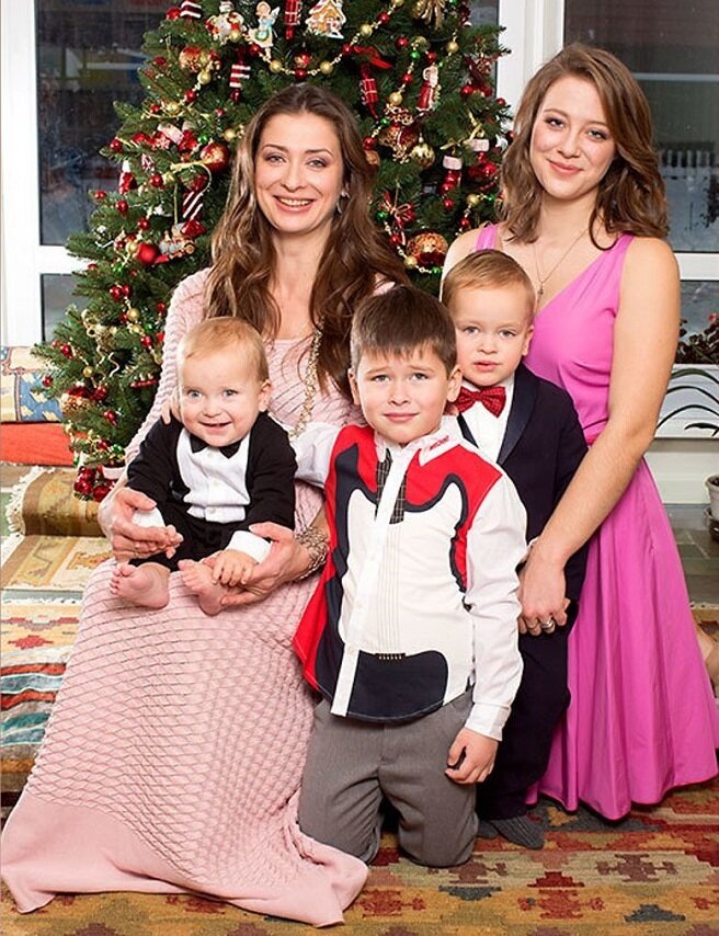 «Для меня он всегда на первом месте»: как 50-летняя Мария Ситтель с пятью детьми сохраняет брак и выглядит моложе своих лет