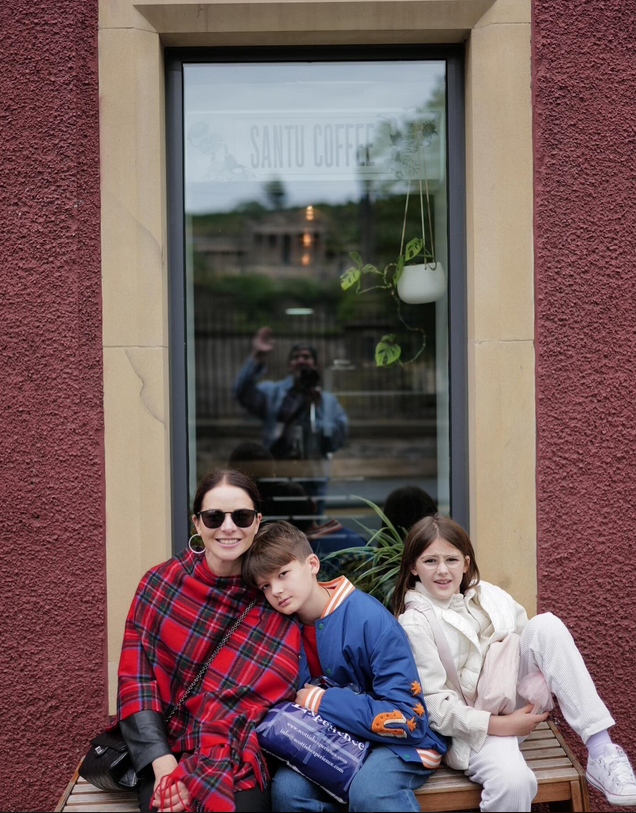 «Зачем делиться личным с чужими?»: 43-летняя Марина Александрова впервые показала подросших детей от мужа-режиссёра