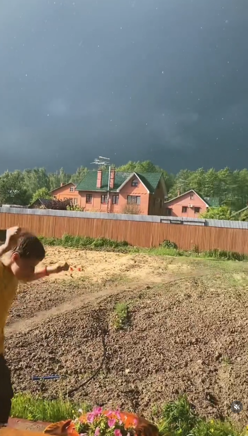 «Накануне Нового 21-го года мы переехали»: как 42-летняя Екатерина Порубель променяла городскую квартиру на болото и курятник