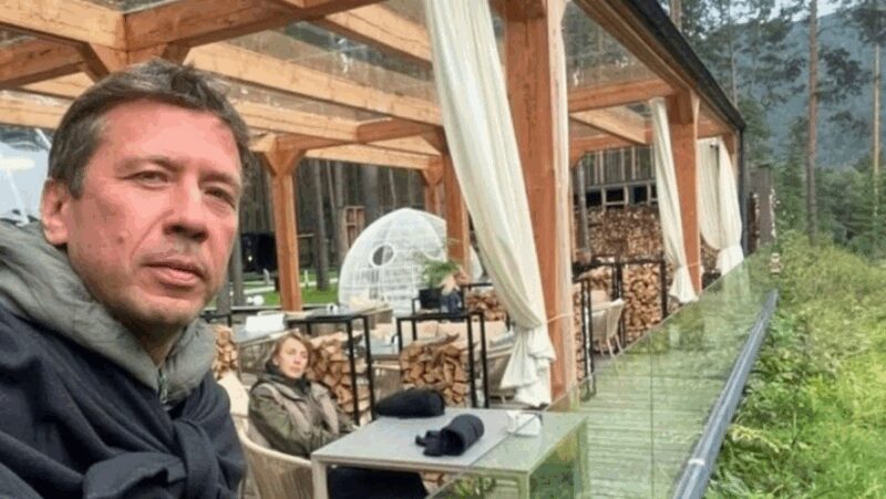 «Не цепляйся за тех, кто отвернулся»: 48-летний Андрей Мерзликин раскрыл причины развода после 19 лет брака и почему дети остались с ним