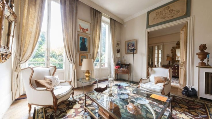 «Живой, не выставочный»: как Наталья Водянова превратила 300-летний парижский особняк в тёплый дом для пятерых детей