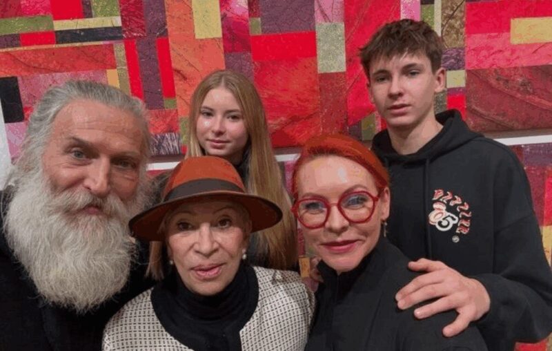 Звёздная семья в полном составе.