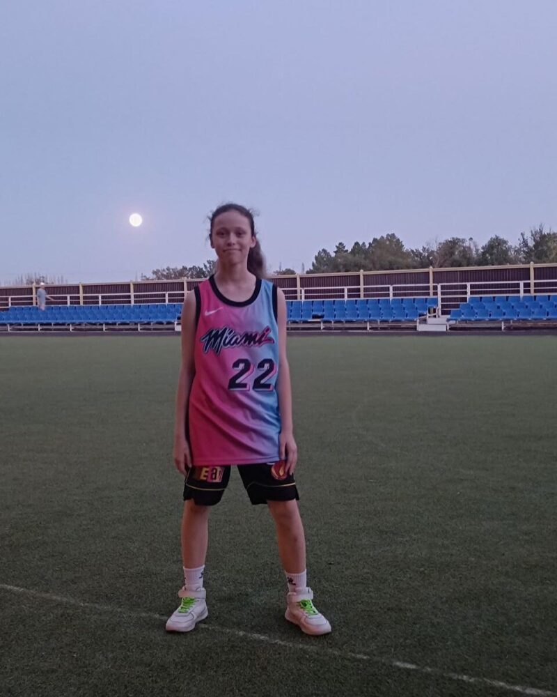 «Не хотела повторить судьбу матери»: почему 42-летняя Александра Самохина нашла счастье лишь в третьем браке и как выглядят её 14-летняя дочь и 5-летний сын