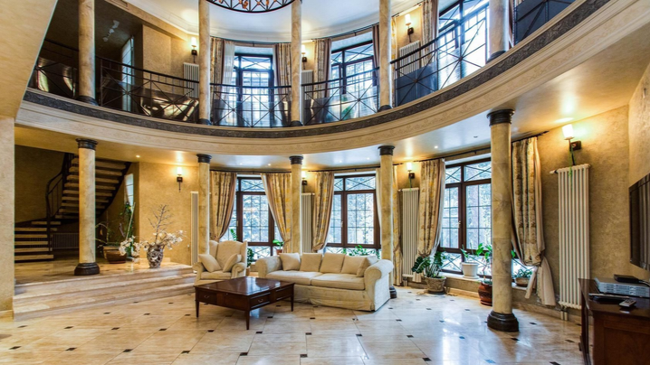 «Сказочный замок»: как выглядит особняк Алсу за 15 лет брака с Яном Абрамовым