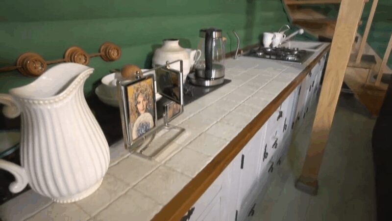 «Изба XIX века, но с комфортом XXI»: как Елена Яковлева 4 года строила свой необычный дом под Москвой