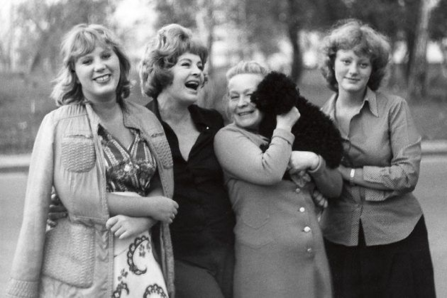 Арина Рыбникова на фотографии крайняя справа.