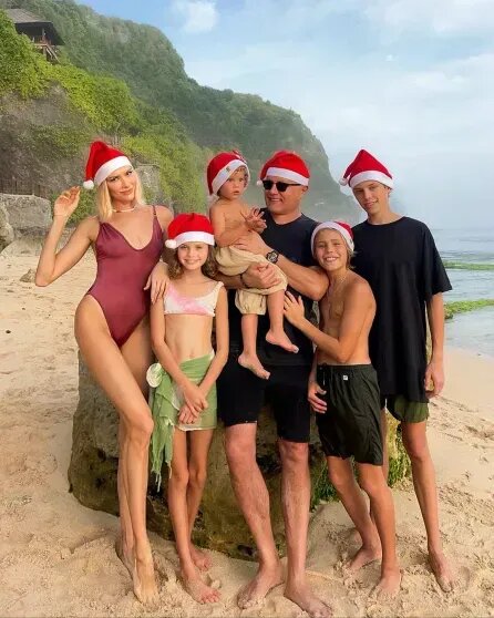 Семейный портрет: Елена Перминова с бывшим супругом и детьми.