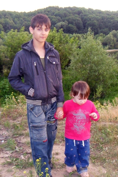 Вдова заботится о младшем брате артиста Валере и дочке Кире