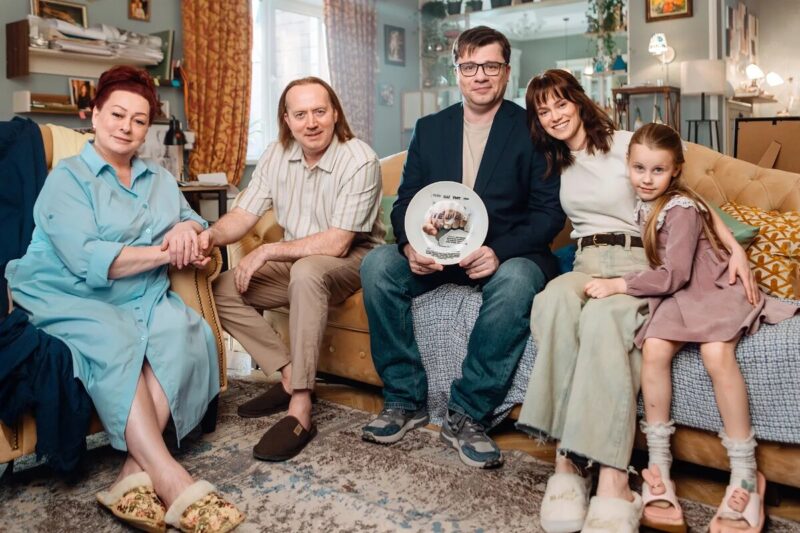 «Слово «брак» к его союзам подходит буквально»: почему 43-летний Гарик Харламов снова женился, а его первая жена Юлия Лещенко до сих пор носит его фамилию