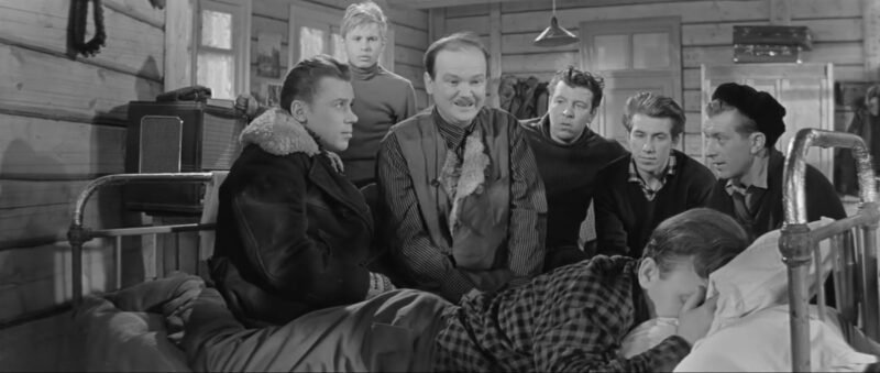 Михаил Пуговкин в роли коменданта общежития.