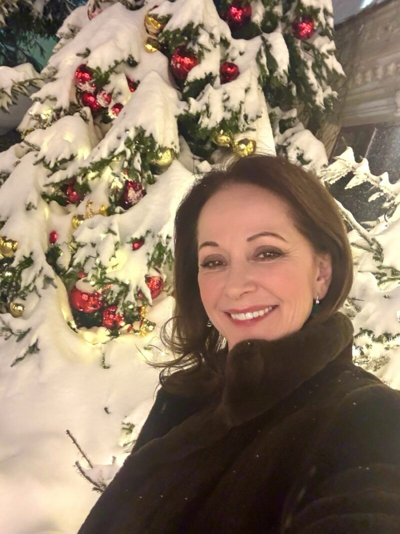 «Как будто не поддаётся времени»: 58-летняя Ольга Кабо показала редкие кадры с 13-летним сыном