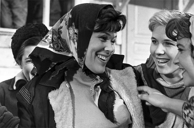 Люсьена Овчинникова в роли Кати в фильме «Девчата», 1961 год.