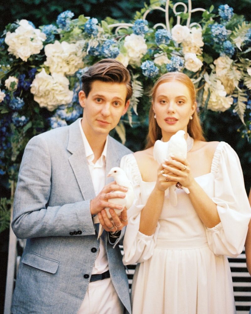 «Я человек увлекающийся»: 81-летний Александр Михайлов жил на две семьи, но его дочери Анастасия и Мирослава смогли построить крепкие браки и подарить звезде внуков