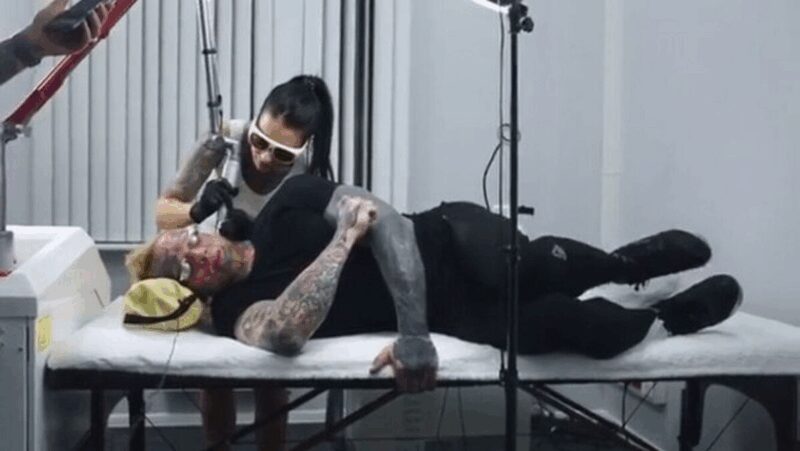 Тело Дениса Шальных почти полностью покрыто татуировками.