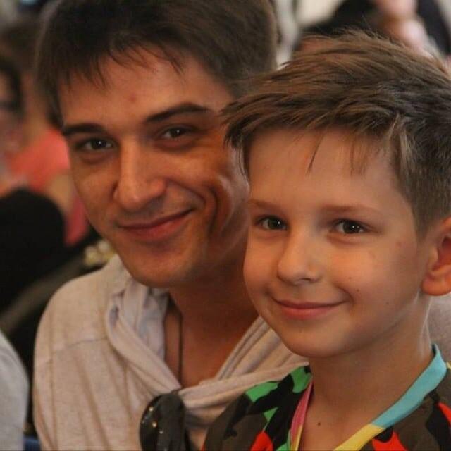 «Взрослые тоже ошибаются»: как 17-летний сын Станислава Бондаренко пережил развод родителей и теперь идет по стопам 40-летнего отца