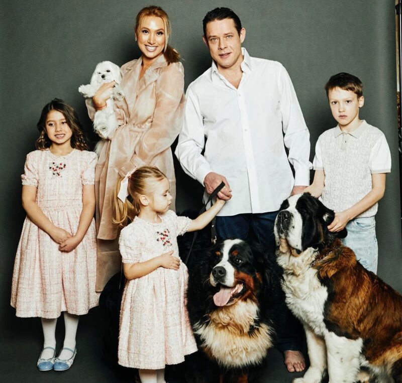 Павел Буре и Алина Хасанова с детьми.