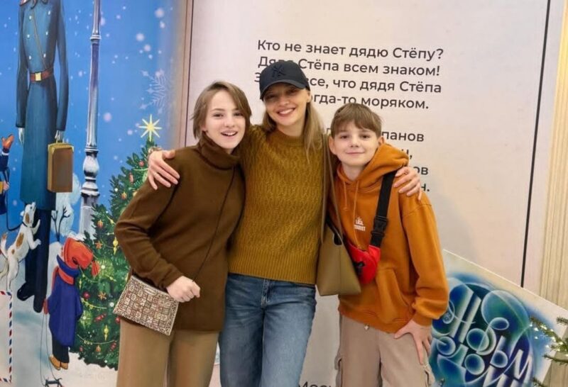 Екатерина Вилкова с дочерью Павлой и сыном Петром.