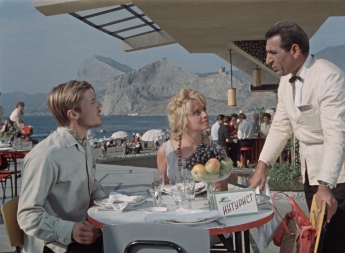 Генрих Оганесян в роли официанта. Фото: https://dzen.ru