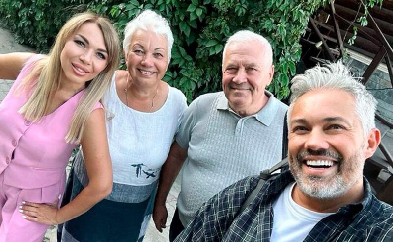 «Стилистом будь, но скажем, что журналист»: как Александр Рогов в 44 года стал главным модником страны, но так и не женился