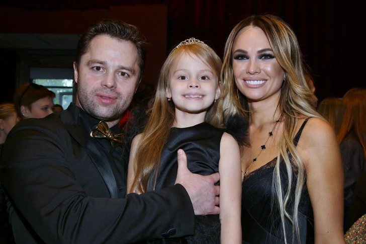 Гогунский не отрицал историю о неуплате алиментов, однако отмечал, что это произошло по договоренности с бывшей женой, и подчеркивал, что оставил Ирине с Миланой жилье и пассивный доход