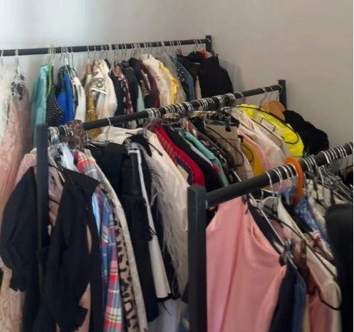 Прочные рейлы с надёжным креплением выдержат любой гардероб.