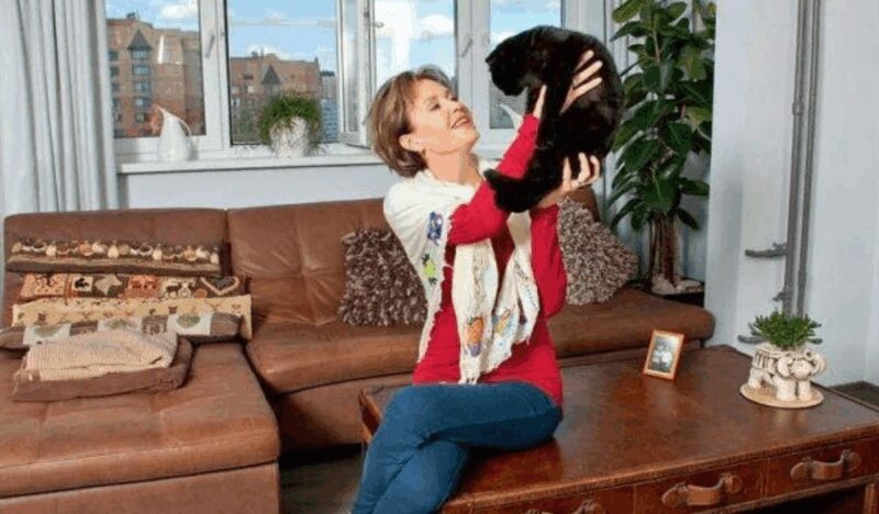 «Не приму помощи от бывших»: как 50-летняя Ирина Розанова обустроила уютное гнездышко без мужской поддержки