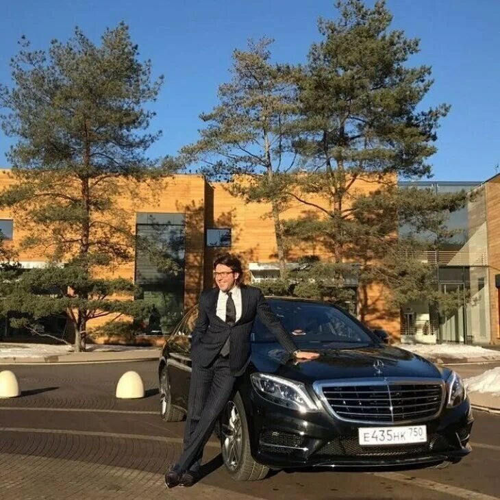 Фрагмент рабочего кабинета, где классика встречается с современностью.