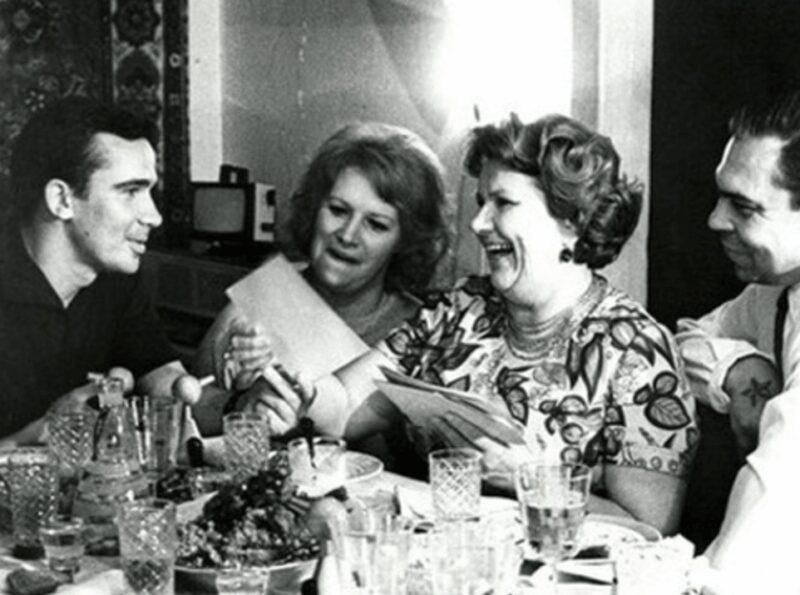 Нина Сазонова в окружении коллег, продолжающая творческий путь после военных испытаний.