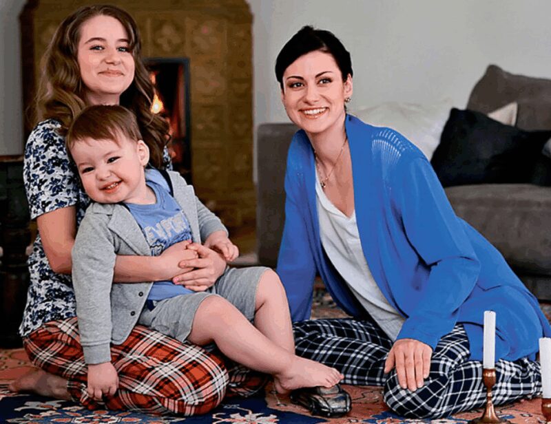 Анна Ковальчук в окружении своих детей.