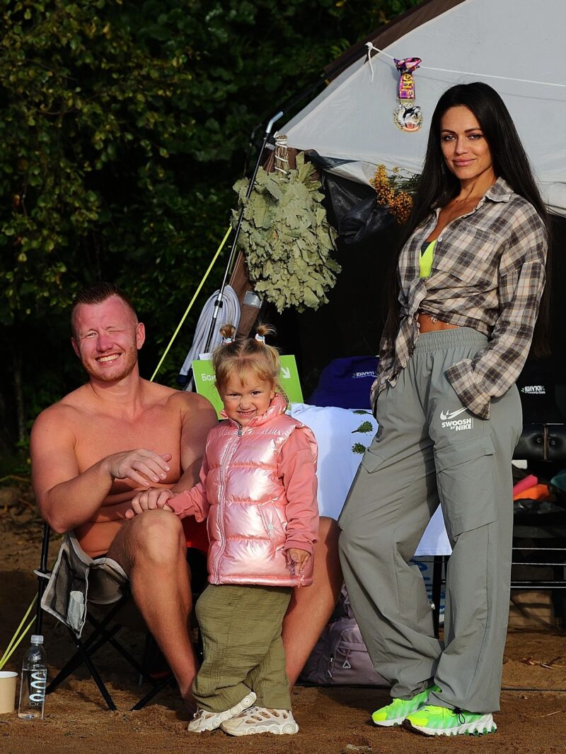 Яна Кузнецова и Александр Зуев с дочерью.