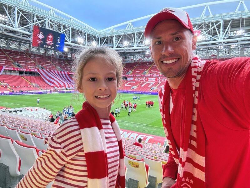 «Спартак Васильевич словно рядом»: как внебрачный сын Мишулина, Тимур Еремеев, спустя 10 лет после громкого заявления, воспитывает дочь, похожую на деда