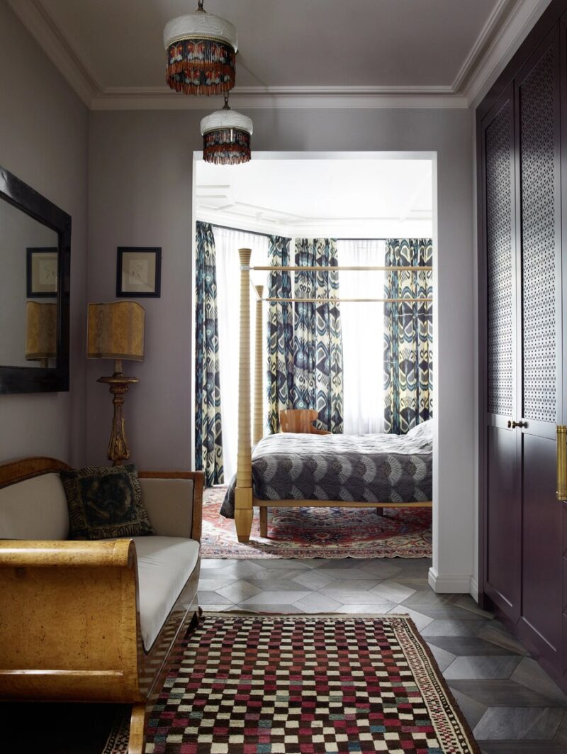 Детальный вид на фактуру и оттенок стены в интерьере. Фото: Аптон Саймон.