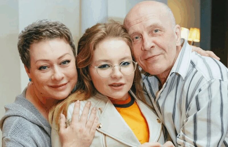 Мария Аронова с мужем Евгением Фоминым и дочерью Серафимой.