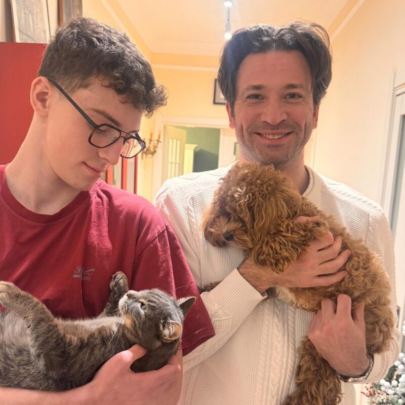 «Я едва не потерял дочь» : Почему известный актер Антон Хабаров променял «сахарный трон» славы на тихую семейную гавань