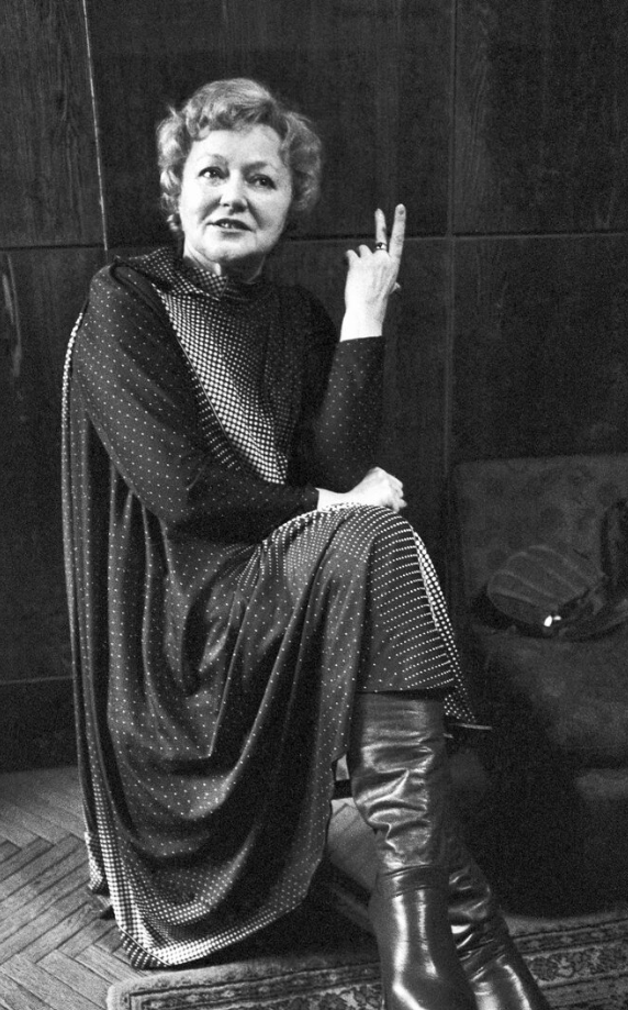 Людмила Касаткина в молодости: отголоски балетной мечты и сурового детства.