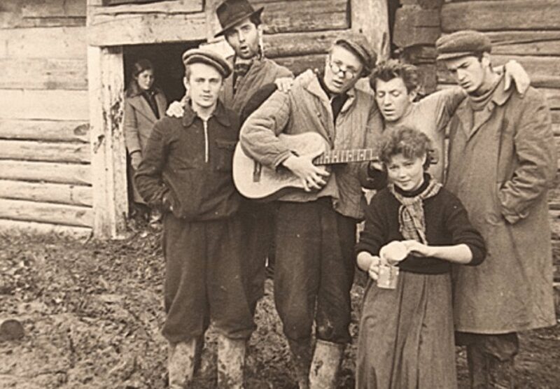 Незабываемые студенческие будни: Георгий Штиль с однокурсниками во время сбора урожая в Волосово.