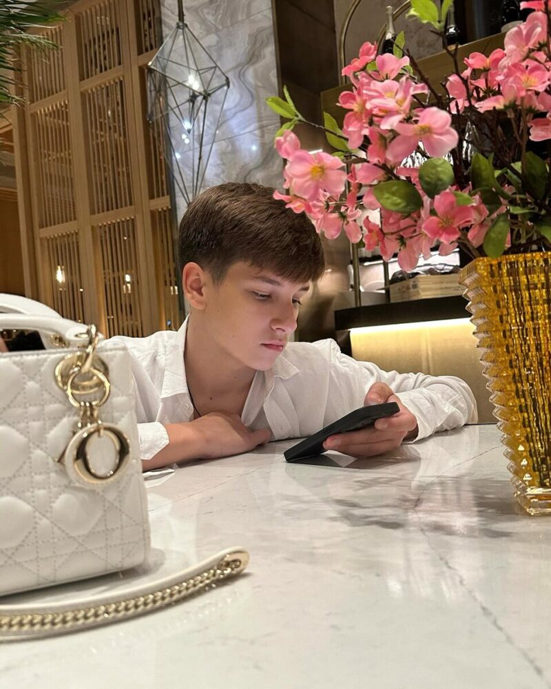 «Взрослые тоже ошибаются»: как 17-летний сын Станислава Бондаренко пережил развод родителей и теперь идет по стопам 40-летнего отца