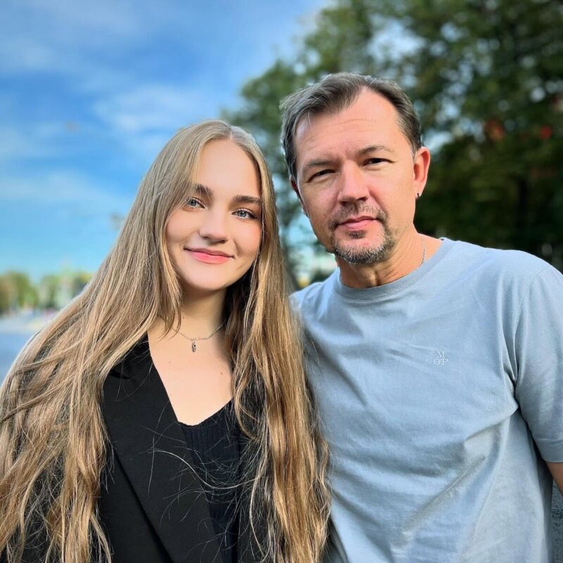 Десятки ролей в сериалах принесли актеру широкую известность.